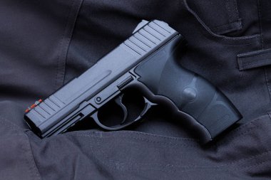 Pitstop siyah arka plan üzerine siyah. Sağdan görünüm.