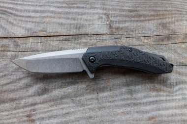 Ahşap arka plan üzerinde Plastik Saplı Bıçak. Yatay düzenleme.