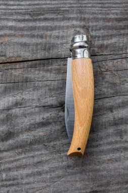 Çakı katlanmış. Ahşap arka plan. Benzersiz bir mekanizma ile bıçak.