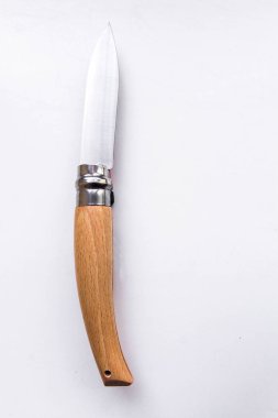 Ahşap saplı bir bıçak. Gri arka planı.