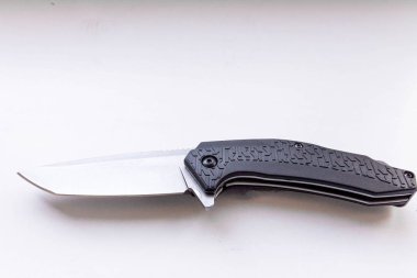 Gri bir arka plan üzerinde çakı. Bir açı yazın.