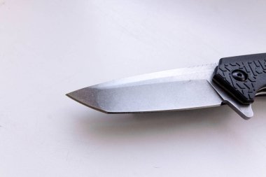 Gri bir arka plan üzerinde bir bıçak bıçak.