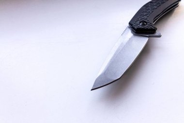 Bıçak bıçak. Gri arka plan. Köşegen.