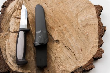 • Plastik kapaklı ahşap arka plan üzerinde bıçak. Bir yazıt yer.