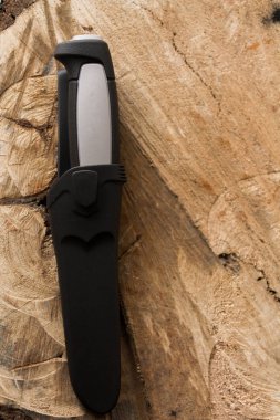 Onun kılıf bıçak. Gri saplı bıçak.