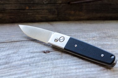 Otomatik bıçak ahşap arka plan üzerinde. Flick bıçak.