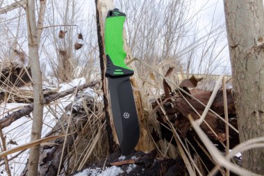 Siyah bir bıçak ve yeşil sapı ile hayatta bıçak.