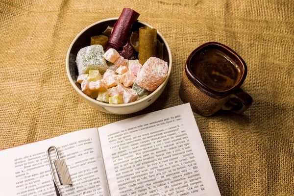 Lesen Eines Buches Mit Kaffee Und Süßigkeiten Kaffee Und Orientalische — Stockfoto