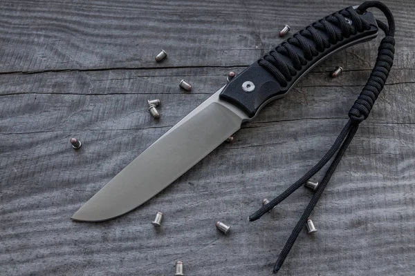 Cuchillo Caza Con Correa Diagonalmente Con Balas — Foto de Stock