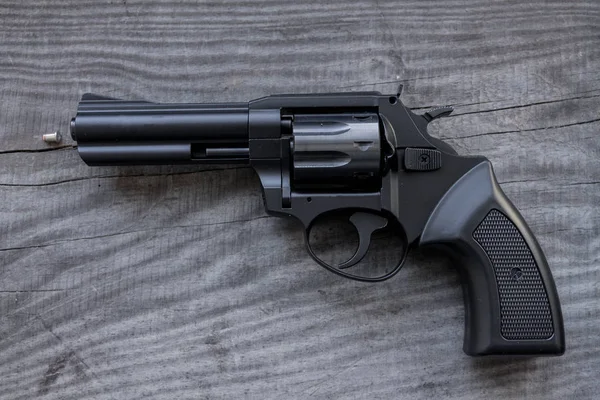 Чорний Револьвер Барабаном Дерев Яному Фоні — стокове фото