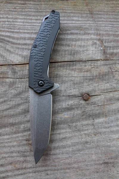 Μαχαίρι Πλαστική Λαβή Φόντο Ξύλινη — Φωτογραφία Αρχείου