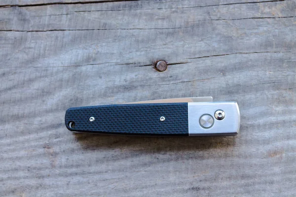 Összecsukható Kés Automatikus Kés Egy Fából Készült Háttér — Stock Fotó