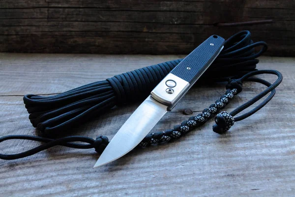 Switchblade Knife Black Rope Parachute Cord Wood — Stock fotografie