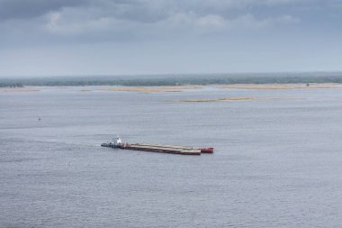 Endüstriyel bir mavna kargo Nehri taşıyor. Kayan bir gemi. Yükaldırma, endüstriyel gemi.