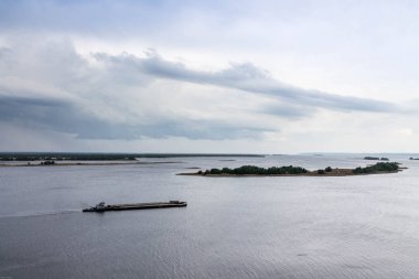 Nehirde yüzen mavna. Nehir. Manzara. Doğa. Turizm.