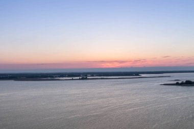 Nehir üzerinde altın bir ufuk. Günbatımı.