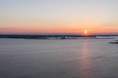 Sunrise geniş Nehri. Güneşin çerçevenin kenar doğru olduğunu.