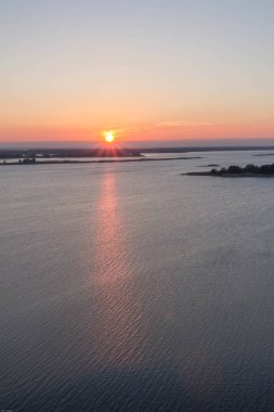 Güneş doğuyor. Sabah güneşin ışınları. Dnieper. Rzhishchev. Ukrayna. Dikey vurdu.