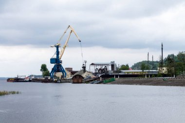 Bağlantı noktası kapsayıcı işlem. Kaldırma vinç nehir limanı kuma dökülen.