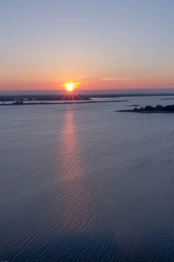 Güneş doğuyor. Sabah güneşin ışınları. Dnieper. Rzhishchev. Ukrayna. Dikey vurdu.