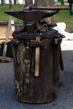 Örs ve araçlar. Örs yan görülmektedir.