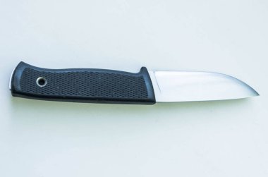 Beyaz arka plan üzerine açık bıçak. Bıçak düzeltmek.