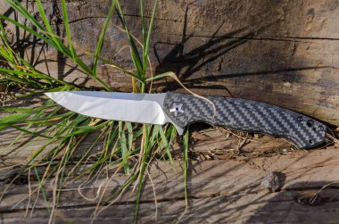 Sıfır tolerans bıçak siyah bıçak ile. Çimenlerin üzerinde bıçak.