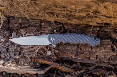 Sıfır tolerans bıçak siyah bıçak ile. Ahşap arka plan.