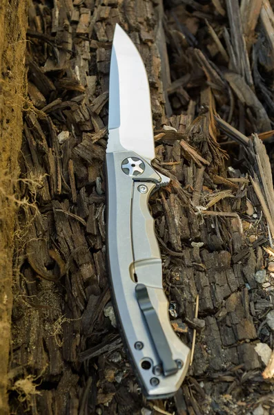 Cuchillo Con Empuñadura Titanio Foto Vertical Fondo Madera — Foto de Stock