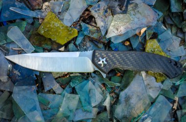 Bıçak her gün taşımak için. Kırık cam arka plan.