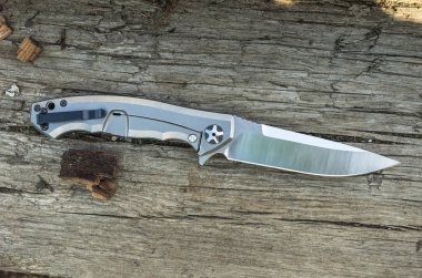 Yukarıdan fotoğrafı bir titanyum saplı bıçak.