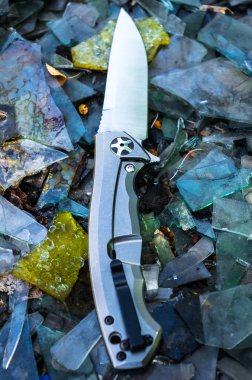 Titanyum çok renkli arka plan yapılan temiz ve ince bıçak.