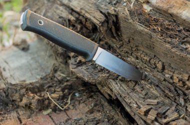 Turist bıçak bir ağaç inşa edilmiştir. Yan görünümü. Eski ahşap.