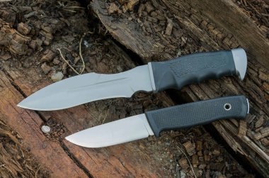 Bıçak ahşap oturum. Yan görünümü. Arka plan kahverengi.