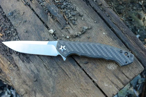 Akıllı bıçak. Bıçak ahşap arka plan katlanır. EDC bıçak.