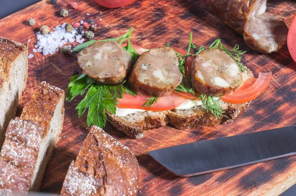 Haciendo Sándwiches Cortando Salchichas Sandwich Con Carne Verduras Composición Diagonal — Foto de Stock