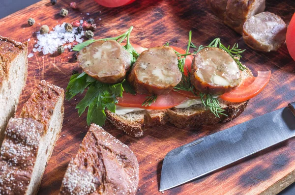 新鲜的三明治从自制的产品 三明治和刀子 切割板 — 图库照片