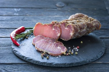 Kuru et kes. Kurutulmuş sığır eti. Baharat ile sığır eti. Bir açıyla görüntülemek.