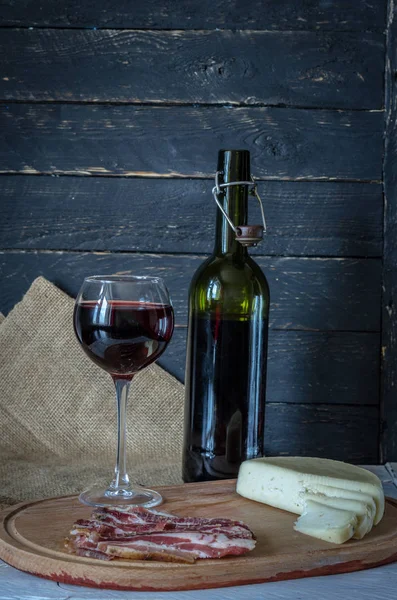 一瓶红酒和一杯酒 肉和奶酪 立式框架 — 图库照片