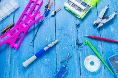 Balıkçılık aksesuarları ve dekoratif bir arka plan üzerinde Araçlar. Turkuaz arka plan.