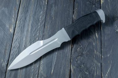 Büyük asker bıçak. Büyük askeri bıçak. Siyah ahşap zemin üzerine bıçak. Forses bıçak.