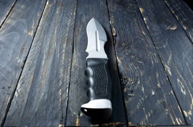 Bıçak önünde uçar. Bir bıçak pislik önünde. Büyük bıçak.