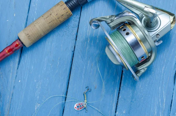 小さな釣りスプーン リールを釣り パイク プレデター釣り用スピニング — ストック写真