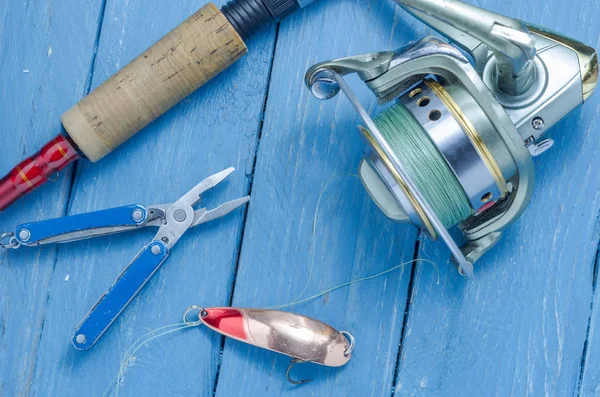 リール プライヤーの黄色 赤色釣りスプーン餌と漁師のツール — ストック写真