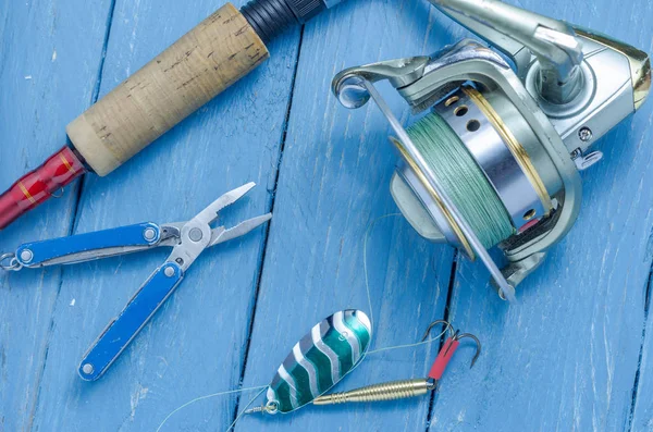 リール 釣りグリーン スプーンとペンチ 餌と漁師のツール — ストック写真