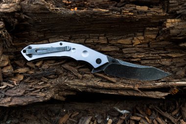 Siyah bıçak gri saplı. Kahverengi ahşap.