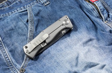 Bir alüminyum saplı bıçak katlanmış şeklinde katlanır. Arka taraf. Soğuk ruh hali.