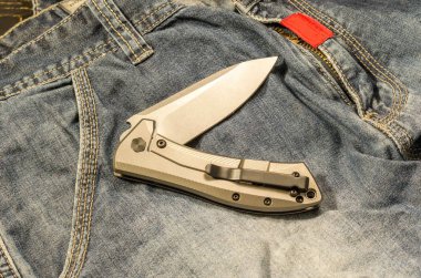 Bıçak kavisli bir konumdadır.