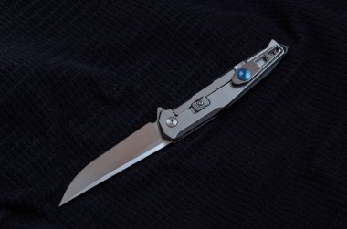 Fotoğraf düşük bir anahtar bir bıçak. Arka taraf. Siyah tekstil.