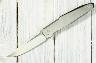 Bir ayna parlayan bıçak çelik bıçak. Beyaz arka plan.